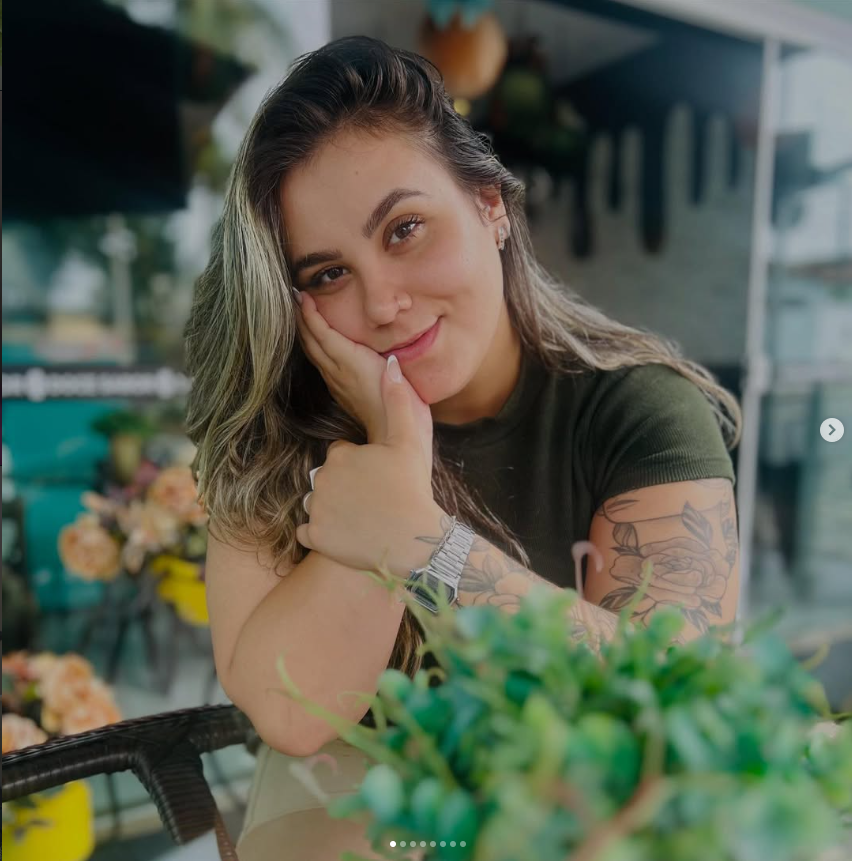 Amanda em um ambiente ao ar livre